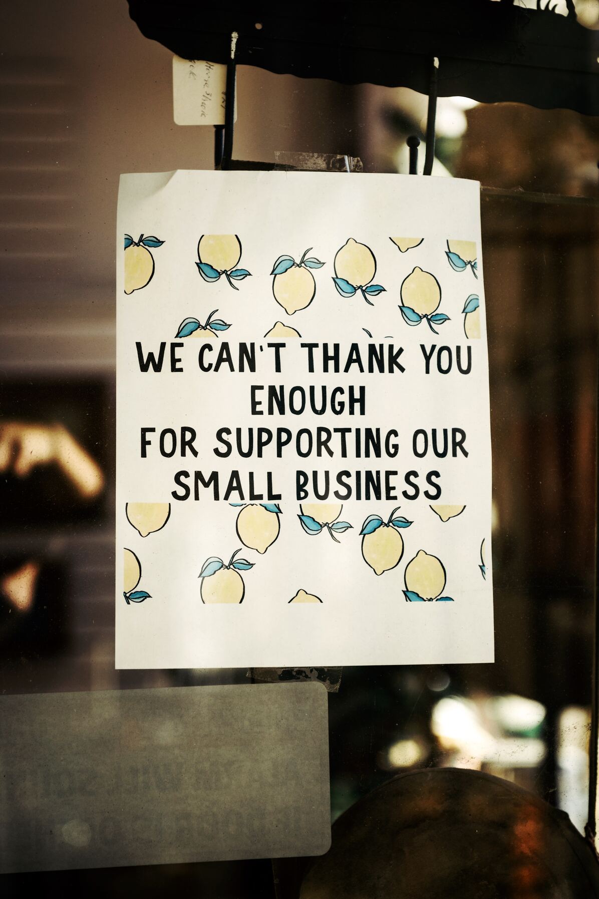 Schild im Schaufenster eines lokalen Ladens mit der Aufschrift: "We can't thank you enough for supporting our small business".